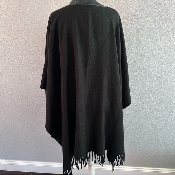 Lauren Ralph Lauren Buckle-Front Poncho / Cape Wrap - NWT - Picture 2 of 10